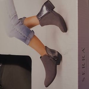 New in box! Serra girls 4 shiny metallic accents ankle bootie shoes with tassels